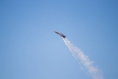 İspanya'da gökyüzünde stunts yapan uçaklar