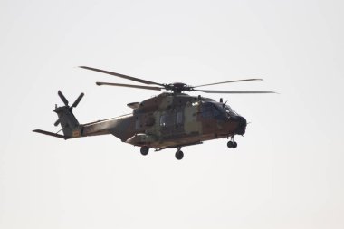 İspanya'da gökyüzünde stunts yapan uçaklar