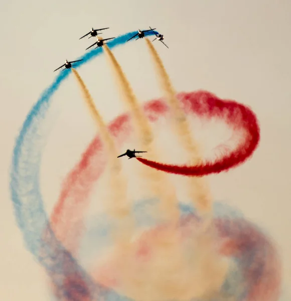 İspanya'da gökyüzünde stunts yapan uçaklar