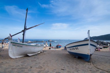 Tekneler sahilde Akdeniz Costa Brava