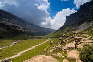 İspanya 'da mavi gökyüzü olan doğal manzara