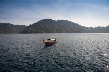 plaj kayalar ve gökyüzü