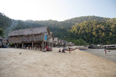 plaj kayalar ve gökyüzü