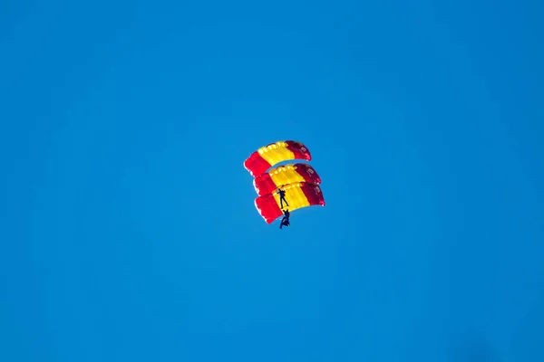 Paracaidista Haciendo Acrobacias Aire — Foto de Stock