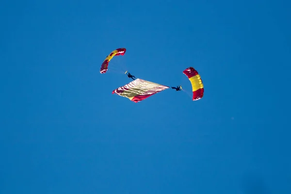 Paracaidista Haciendo Acrobacias Aire — Foto de Stock