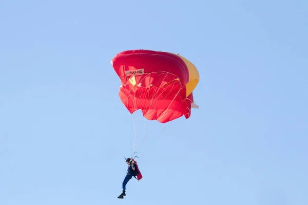 Parachutist Doing Acrobatics Air — Stock Photo, Image