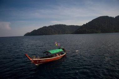 plaj kayalar ve gökyüzü