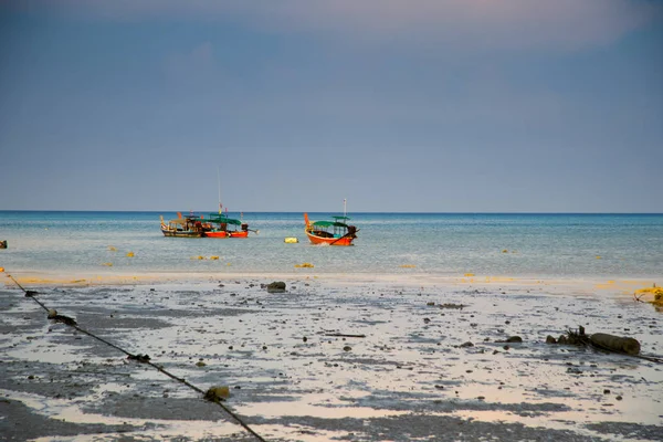 Пляж Камнями Небом — стоковое фото