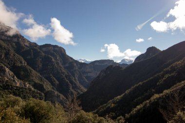 dağlar ve mavi gökyüzü manzara