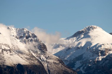 dağlar ve mavi gökyüzü manzara