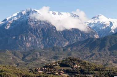 dağlar ve mavi gökyüzü manzara