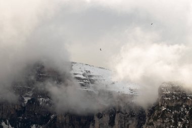 dağlar ve mavi gökyüzü manzara
