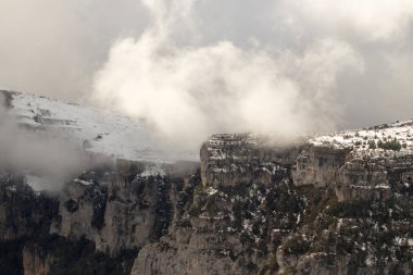 dağlar ve mavi gökyüzü manzara