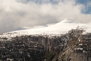 dağlar ve mavi gökyüzü manzara