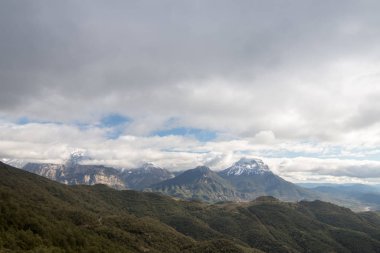 dağlar ve mavi gökyüzü manzara