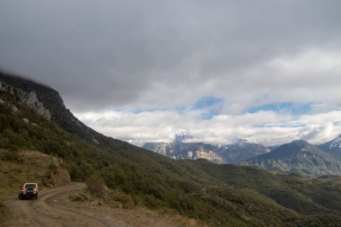 dağlar ve mavi gökyüzü manzara