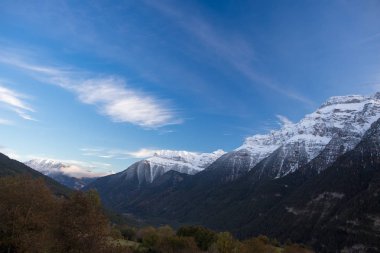 dağlar ve mavi gökyüzü manzara