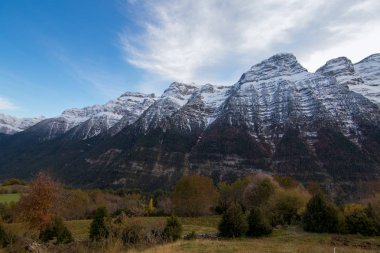 dağlar ve mavi gökyüzü manzara