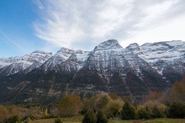 dağlar ve mavi gökyüzü manzara