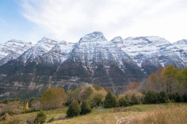 dağlar ve mavi gökyüzü manzara