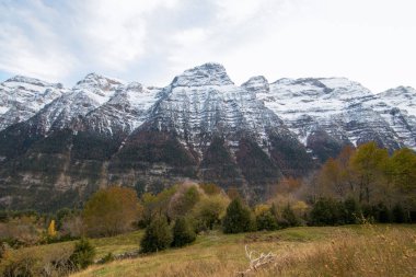 dağlar ve mavi gökyüzü manzara