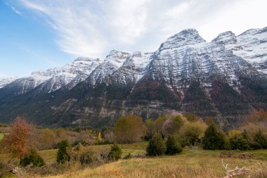 dağlar ve mavi gökyüzü manzara
