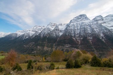 dağlar ve mavi gökyüzü manzara