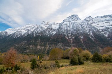 dağlar ve mavi gökyüzü manzara