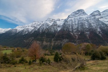 dağlar ve mavi gökyüzü manzara