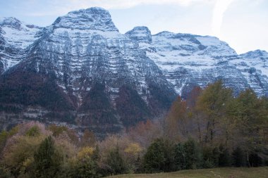 dağlar ve mavi gökyüzü manzara