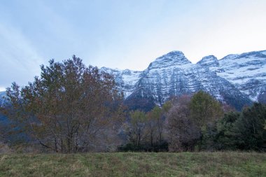 dağlar ve mavi gökyüzü manzara