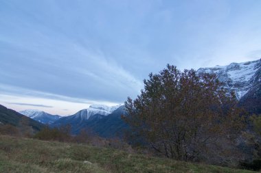 dağlar ve mavi gökyüzü manzara