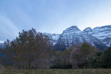 dağlar ve mavi gökyüzü manzara