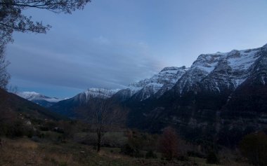 dağlar ve mavi gökyüzü manzara