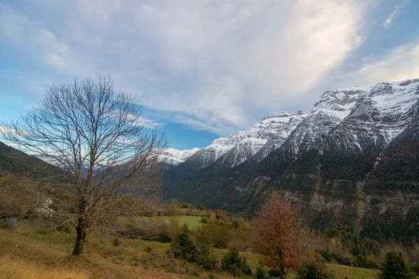 Paisaje Montañas Cielo Azul — Foto de Stock