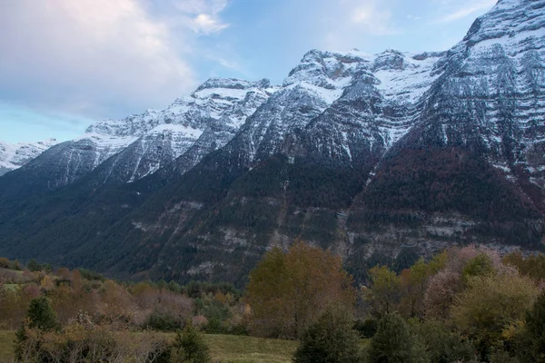 dağlar ve mavi gökyüzü manzara