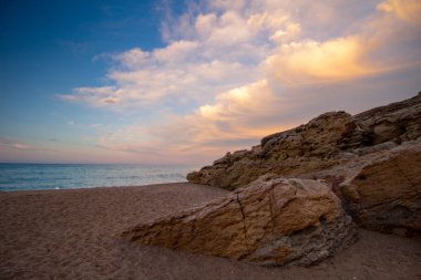plaj kayalar ve gökyüzü fotoğraf efektleri ile