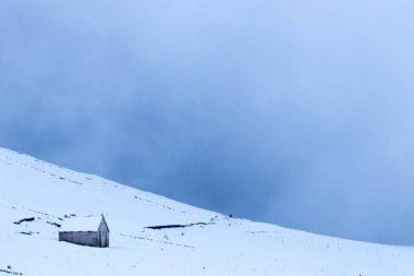 kar ve mavi gökyüzü ile manzara