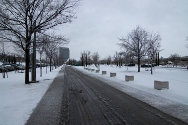 kar ve mavi gökyüzü ile manzara