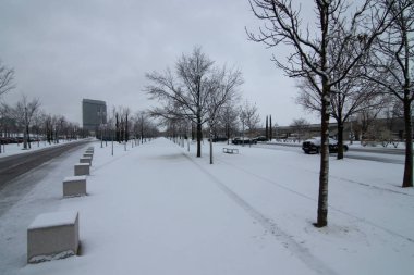 kar ve mavi gökyüzü ile manzara