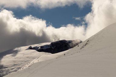 kar ve mavi gökyüzü ile manzara