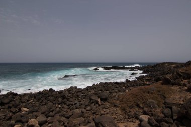 Deniz taşlarının ve kumların doğal manzarası