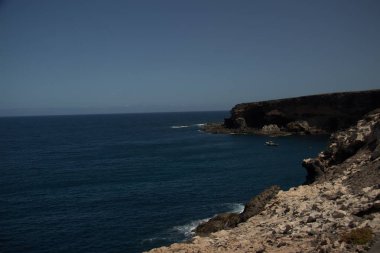 Deniz taşlarının ve kumların doğal manzarası