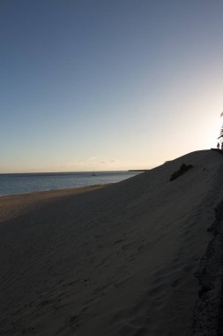 Deniz taşlarının ve kumların doğal manzarası