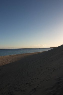 Deniz taşlarının ve kumların doğal manzarası