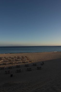 Deniz taşlarının ve kumların doğal manzarası