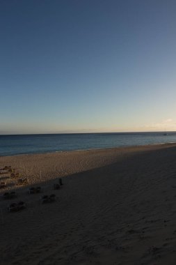 Deniz taşlarının ve kumların doğal manzarası