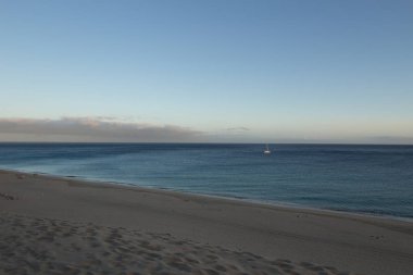 Deniz taşlarının ve kumların doğal manzarası