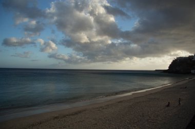 Deniz taşlarının ve kumların doğal manzarası