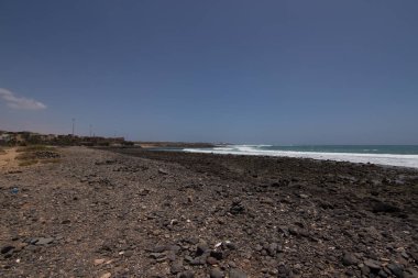 Deniz taşlarının ve kumların doğal manzarası